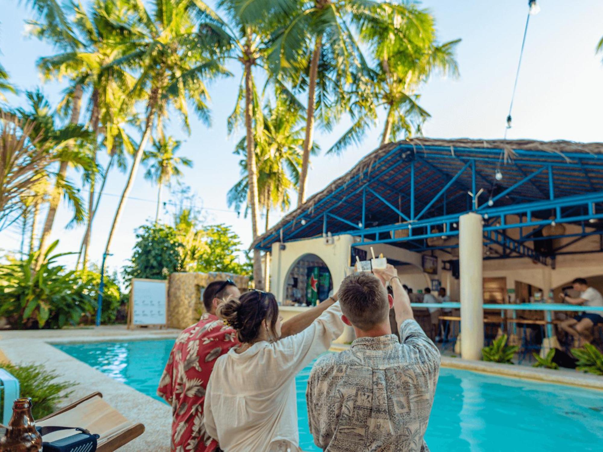 Mad Monkey Panglao Hostel Bagian luar foto
