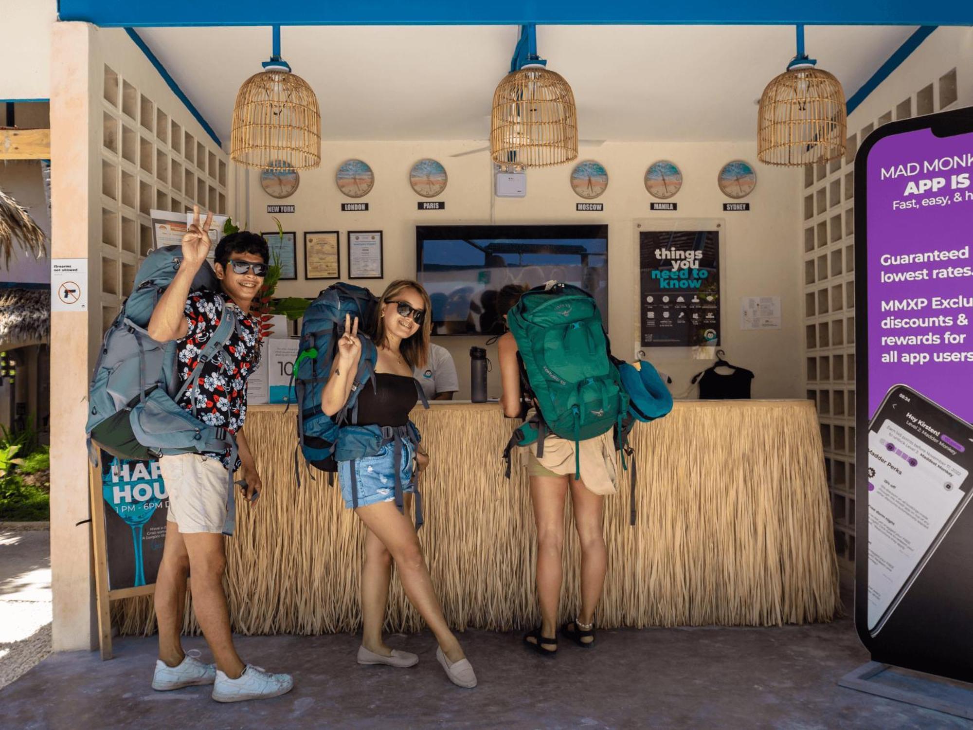 Mad Monkey Panglao Hostel Bagian luar foto
