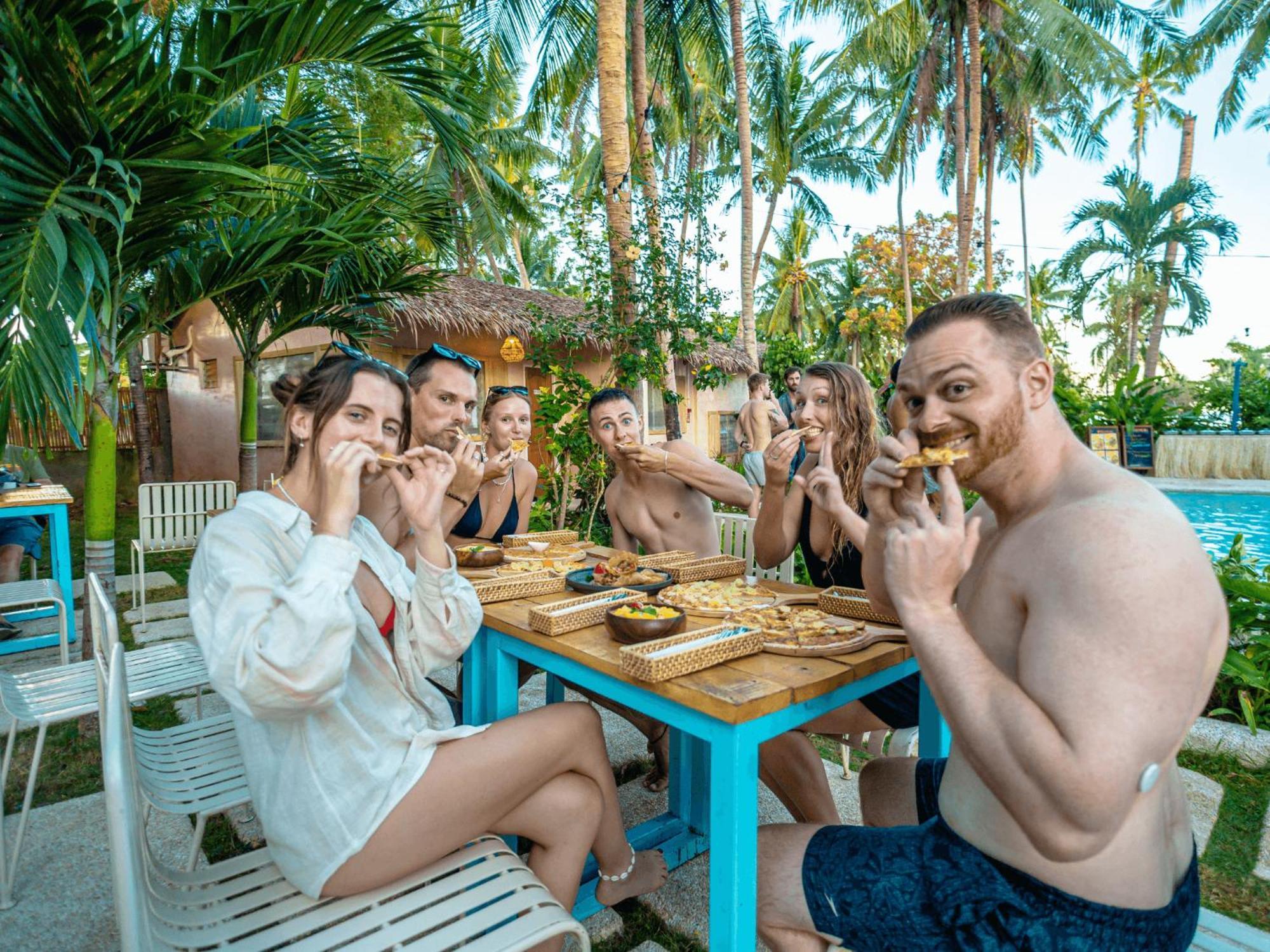 Mad Monkey Panglao Hostel Bagian luar foto