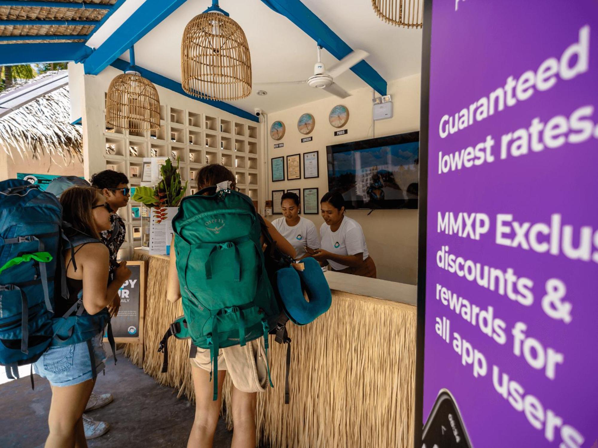 Mad Monkey Panglao Hostel Bagian luar foto