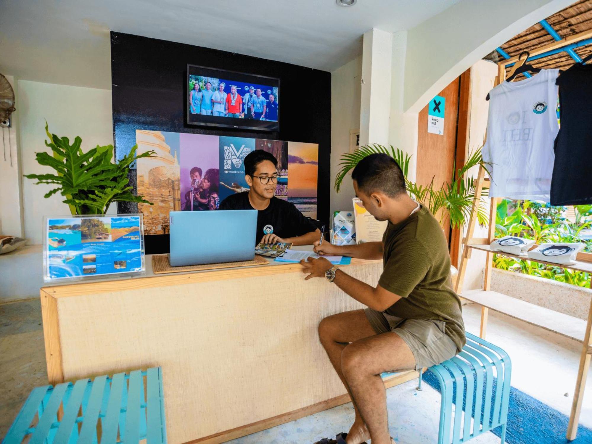 Mad Monkey Panglao Hostel Bagian luar foto