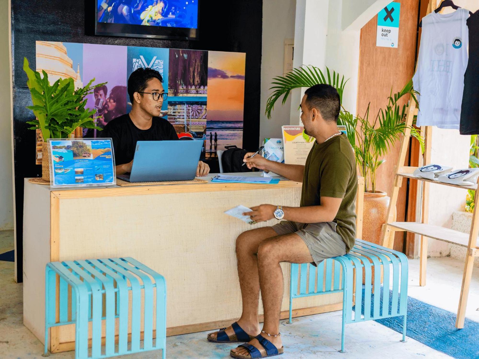 Mad Monkey Panglao Hostel Bagian luar foto